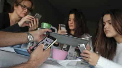 Para aquellos que viajen al extranjero, es necesario consultar con su operador las promociones que tienen para el consumo de datos fuera del país o no usarlos durante su estancia, pues de lo contrario se harán los cargos correspondientes. (ARCHIVO)