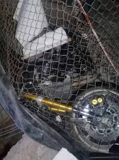 De acuerdo con las autoridades, el motociclista circulaba a exceso de velocidad cuando derrapó y se proyectó contra el muro de concreto, donde desafortunadamente perdió la vida.