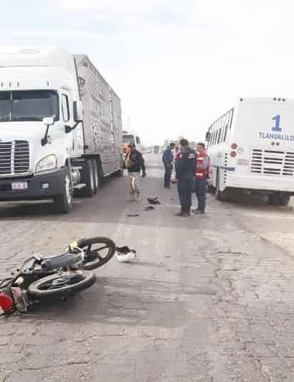 El motociclista perdió la vida tras chocar de frente contra un autobús sobre la carretera Gómez Palacio-Tlahualilo. (EL SIGLO DE TORREÓN)