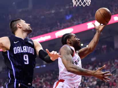 Kawhi Leonard fue el líder anotador de los Raptors con 27 puntos.