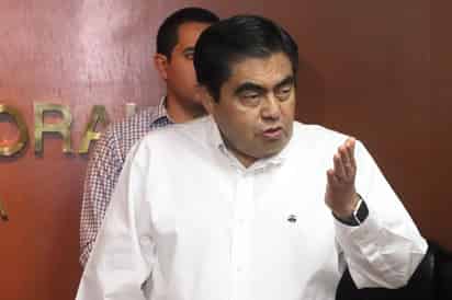 El abanderado morenista acusó al candidato del PAN, Enrique Cárdenas, y al gobernador de Jalisco de estar detrás de los ataques en su contra. (ARCHIVO)