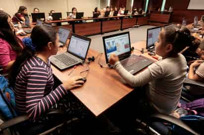 En México, solamente 8.0 por ciento de las mujeres elige estudiar una carrera relacionada con las ciencias, tecnología, ingeniería y matemáticas, en contraste con el 27 por ciento de los hombres, destacó Graciela Rojas Montemayor, presidenta del Movimiento STEM. (ARCHIVO)