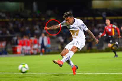 El chileno se tatuó la cara de su ahora exnovia en el antebrazo derecho. (Jam Media)