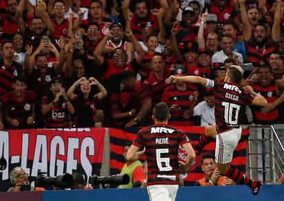 Diego (derecha), del Flamengo, de Brasil tras anotar un gol ante San José de Bolivia, en un partido de la Copa Libertadores en Río de Janeiro.