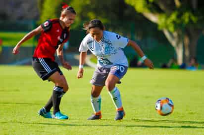 Ana Garcia (i), del Atlas, y Esbeldy Salazar, del Pachuca disputan el balón.