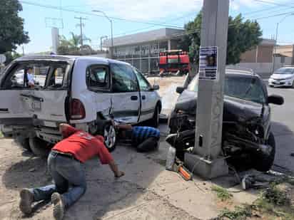 Ambos conductores involucrados argumentaron que circulaban con luz verde en el semáforo al momento de los hechos. (EL SIGLO DE TORREÓN)