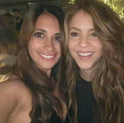 Ponen fin a rumores de rivalidad entre Shakira y la esposa de Messi. (ESPECIAL)
