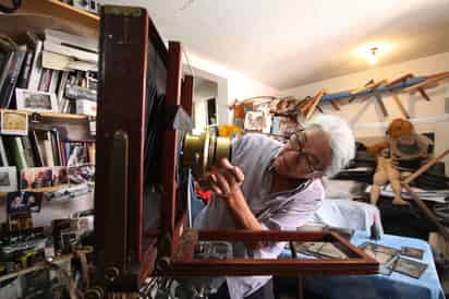 El daguerrotipo, a diferencia de las otras técnicas, es una fotografía en un positivo directo. Lo que viene después es el revelado, que se lleva a cabo con gases de mercurio, muy peligrosos. (EL UNIVERSAL)