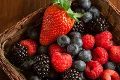 Actualmente México exporta el 97 por ciento de la producción de esas frutas a Estados Unidos, por lo que se estima que este país busque obtener ventaja sobre México. (ARCHIVO)