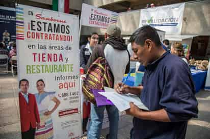 Un persona del mercado informal puede ganar más de 15 mil pesos mensuales, con la venta de botellas de agua, confitería o botanas en los alrededores de Palacio Nacional, poco más que un profesionista egresado del área de Ciencias Biológicas en México. (ARCHIVO)