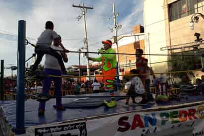 Con entretenida función de lucha libre, regalos y bolos, festejaron a los niños sampetrinos por su día.