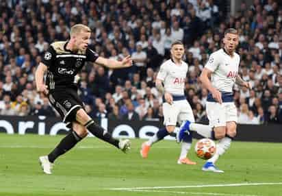 Jan Vertonghen (d) sufrió un fuerte golpe y tuvo que salir de cambio.