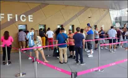 Algunos aficionados han aprovechado para acercarse a las taquillas de la Arena T-Mobile. (AGENCIAS)