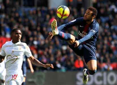El brasileño Neymar anotó de penal al minuto 60 para rescatar el empate a un tanto contra el Niza. (AP)
