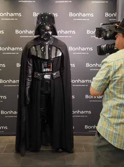 A la venta. El traje perteneció a Bryce 'Kermit' Eller, que, como modelo, se metió en el personaje de Darth Vader. (EFE)