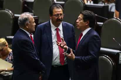 Mario Delgado, coordinador de Morena (der), charla con Alberto Anaya, líder nacional del PT y Reginaldo Sandoval Flores, del PT.