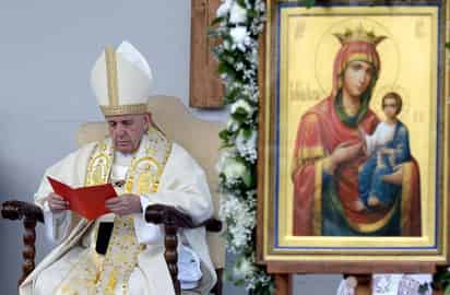 El papa Francisco inició ayer domingo una visita a Bulgaria, donde habló del tema de los migrantes pidiendo no cerrarles el corazón. (EFE)