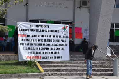 Hoy se cumple una semana de que los campesinos mantienen un plantón en las oficinas de Conagua, cuyas actividades están suspendidas, ya que denuncian anomalías en la distribución del agua. (EL SIGLO DE TORREÓN)