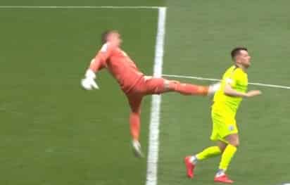 El arbitro se percató de lo ocurrido y marcó tarjeta roja al portero, por lo que fue expulsado del juego (INTERNET)