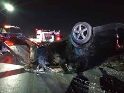 El conductor perdió el control del volante, giró a su derecha, se salió del camino y luego de dar varios giros terminó sobre su toldo. (EL SIGLO DE TORREÓN)