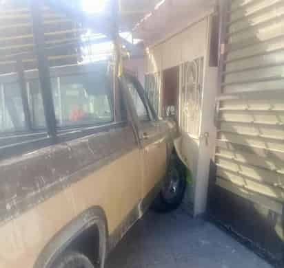 Perdió el control del volante, se subió a la banqueta y chocó con el portón metálico. (EL SIGLO DE TORREÓN)