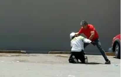 Por redes sociales circula un video donde se observa a un ciudadano agrediendo a un agente de la dirección de Tránsito y Vialidad de la ciudad de Torreón. (ESPECIAL)