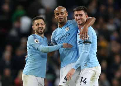 Vincent Kompany (c) del Manchester City celebra con Bernardo Silva (i) y Aymeric Laporte (d) durante un partido de la Liga Premier entre Manchester City y el Leicester. (EFE)