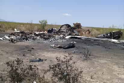 La aeronave cayó y posteriormente se incendió; las llamas consumieron casi la totalidad de la unidad, sólo la cola quedó intacta. (EL SIGLO DE TORREÓN)