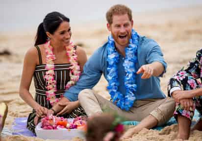 Padres. El príncipe Enrique y Meghan, duquesa de Sussex, tuvieron a su primogénito ayer lunes, no dieron a conocer el nombre del bebé. (AP)
