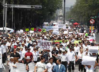 El presidente Andrés Manuel López Obrador aseguró que está por aprobarse la reforma constitucional de revocación de mandato y con ella quienes se manifestaron en su contra el domingo pasado podrán decidir sí se queda o renuncia al cargo. (ARCHIVO)