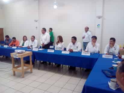 Empresarios Lerdenses A.C logró reunir en sus instalaciones a todos los candidatos a la alcaldía (excepto el del PT, porque no lo pudieron localizar) para que recibieran dicha información que esperan les sirva de herramienta. (EL SIGLO DE TORREÓN)
