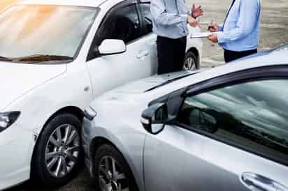 Se debe conservar la calma, no abandonar el auto hasta que llegue el ajustador o una autoridad que lo solicite, así como no mover ni tocar nada y mucho menos permitir que alguien más lo haga. (ARCHIVO)