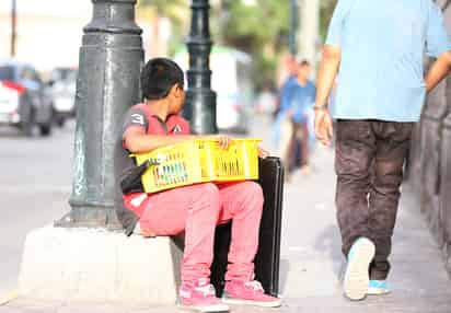 Los niños indígenas llegan al albergue acompañados por un adulto que no es su familiar, ya que solo los traen para trabajar en la calle. (EL SIGLO DE TORREÓN) 