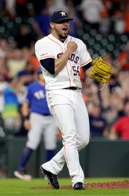 Roberto Osuna celebra tras ponchar a Joey Gallo, con lo que consiguió su noveno rescate de la temporada. (AP)