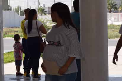 Hay 36 niñas de secundaria que son madres, y son beneficiarias de una beca para estudiar.