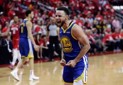El base de los Warriors de Golden State, Stephen Curry, celebra el triunfo 118-113 sobre los Rockets de Houston.