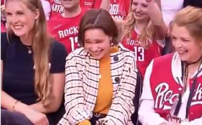 La actriz Emilia Clarke, quién interpreta a Daenerys Targaryen en la popular serie Game of Thrones, estuvo presente en el Juego 6 de las semifinales de conferencia de la NBA. (ESPECIAL)