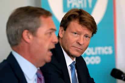 El presidente y el líder del Partido del Brexit en rueda de prensa. En RU las elecciones europeas se celebrarán el 23 de mayo. (EFE)