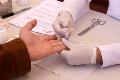 Se calcula que son 97 mil personas con VIH positivo atendidas en el esquema del Seguro Popular. (ARCHIVO)