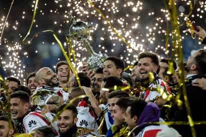 Los jugadores de River Plate festejan tras ganar la Copa Libertadores en 2018 disputada en el estadio Santiago Bernabéu de Madrid, España. (ARCHIVO)