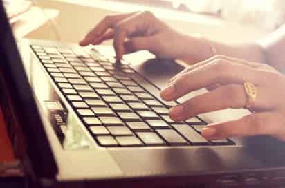 La mayoría de los hogares mexicanos (92.9%) disponen de televisor y se ha mantenido la disponibilidad de computadoras (44.9%), pero mientras los servicios de señal de televisión de paga van a la baja, el Internet es cada vez más recurrente. (ARCHIVO)