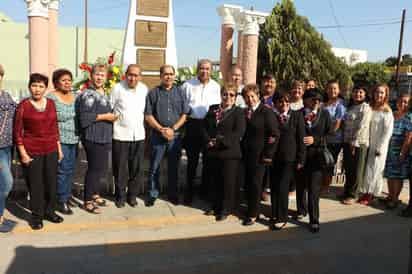 Esta mañana se realizó un homenaje a los profesores jubilados, en el monumento en su honor que se ubica sobre el bulevar Madero, con motivo de la celebración del Día del Maestro. (EL SIGLO DE TORREÓN)