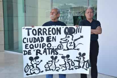 Fue en punto de las 10:30 horas que los inconformes se colocaron en la entrada del edificio de la presidencia municipal. (EL SIGLO DE TORREÓN)