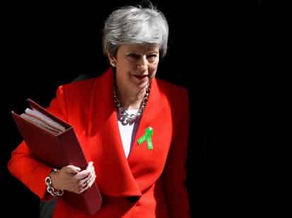 Theresa May se reunió con el líder de los laboristas Jeremy Corbyn en busca de consenso. (ARCHIVO)