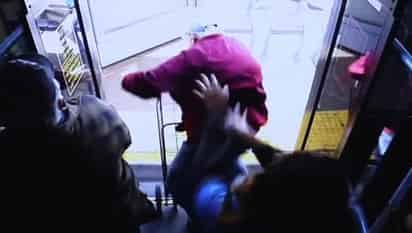 Testigos añadieron que la mujer se dio a la fuga junto a un niño que la acompañaba tras aventar al anciano (INTERNET)