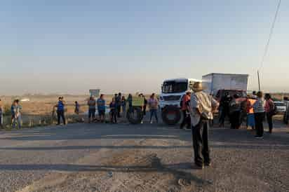 Pobladores del ejido Flor de Mayo bloquearon una de las carreteras principales de los ejidos del Sur para demandar agua.