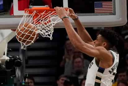 Giannis Antetokounmpo anotó 30 puntos y bajó 17 rebotes en la victoria de los Bucks 125-103 sobre los Raptors.
