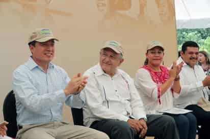 De gira por el sureste del país, el mandatario dijo que ya se cumplió el compromiso de perdonar el adeudo que tabasqueños tenían con la Comisión Federal de Electricidad (CFE) desde 1995. La cancelación del adeudo histórico significa una pérdida para las arcas públicas de 11 mil millones de pesos. (NOTIMEX)