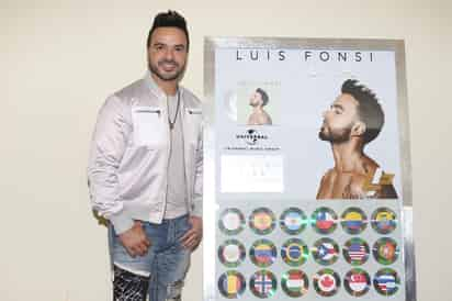 Fonsi. Fue reconocido por las ventas de su reciente álbum Vida, el cual suma más de 50 discos de platino.