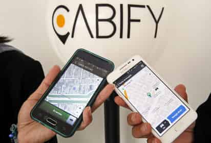 Las plataformas digitales ligadas al transporte y de entrega de alimentos retendrán mensualmente un IVA de 8.0 por ciento y un ISR entre 3.0 y 9.0 por ciento a los prestadores de estos servicios, anunciaron autoridades hacendarias. (ARCHIVO)